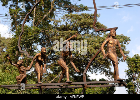 Une statue de bronze montrant l'évolution de l'homme à l'extérieur du Musée National de Nairobi Kenya Afrique de l'Est Banque D'Images