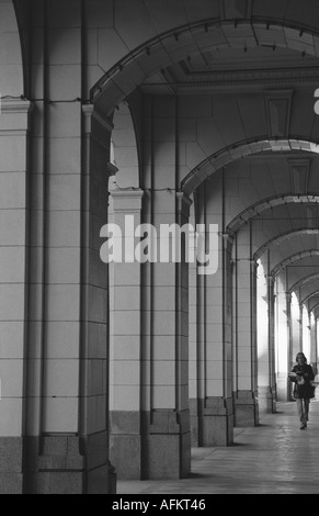 Woman in Corridor Banque D'Images