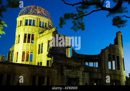 Le dôme d'une bombe à Hiroshima pour commémorer la guerre mondiale deux attaque atomique est éclairé la nuit Banque D'Images