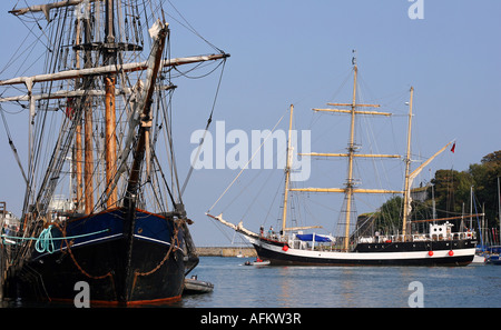 Le Pelican of London dans le fond devient à quai dans le port de Weymouth près du comte de Pembroke Banque D'Images