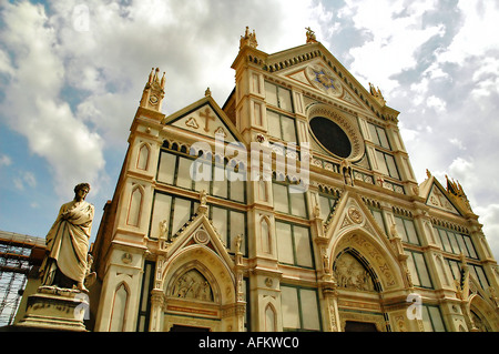 Piazza Santa Croce l'Église avec la statue de Dante Aligheri en face. Banque D'Images