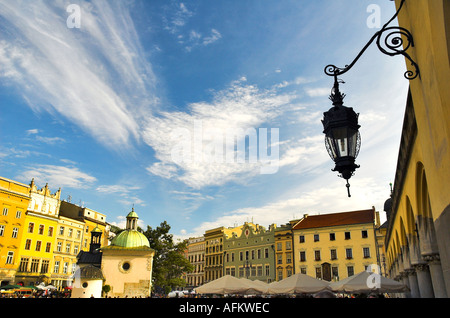 Vieille ville Maginificent sukiennice et à Cracovie, Pologne, Europe. Banque D'Images
