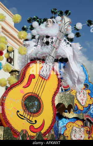 Défilé de carnaval à Sesimbra, Portugal. Similaire à la carnaval brésilien en raison de fermer l'histoire entre pays. Banque D'Images