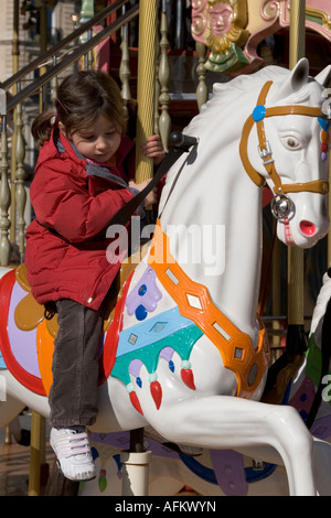 Les jeunes enfants sur un carrousel à l'Hôtel de Ville paris France Printemps 2007 Banque D'Images