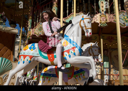 Les jeunes enfants sur un carrousel à l'Hôtel de Ville paris France Printemps 2007 Banque D'Images