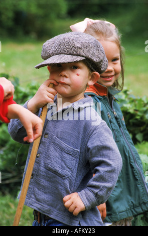 Garçon avec chapeau jouant avec mates en plein air Banque D'Images