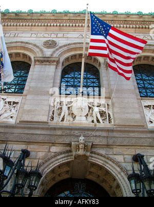 Entrée de la Bibliothèque publique de Boston Massachusetts USA avec stars and stripes Banque D'Images