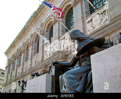 Des statues d'Arts et des sciences par artiste Boston Bela Pratt en dehors de la Bibliothèque publique de Boston Massachusetts USA Banque D'Images