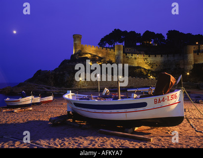 Bateaux de pêche sur la côte de sable à Tossa de Mar en Gérone Province d'Espagne la nuit Banque D'Images