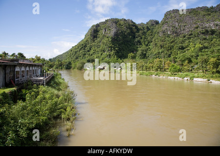 Vue du pont sur la rivière Nam Song montrant la grotte Tham Jang, dans la petite colline en face de Vang Vieng. Laos Banque D'Images