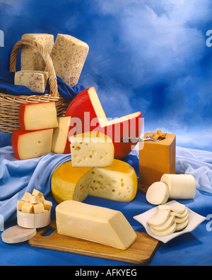 Fromages scandinaves dans le groupe photographie couleur sur fond marbré dans les tons bleus. Format vertical, studio d'examen. Image classique Banque D'Images