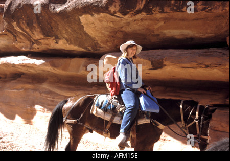 Équitation le long de Havasu canyon part du Parc National du Grand Canyon vers le village Havasupai Banque D'Images