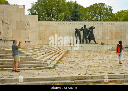 Les gens au panthéon du mouvement de la classe ouvrière en monument Cimetière Kerepesi au centre de Budapest, Hongrie UE Banque D'Images