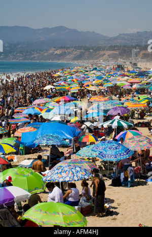 La foule profitant de la plage le jour de la fête du Travail, jour de l'été dernier Santa Monica Los Angeles County California United States of America Banque D'Images