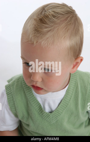 Aux cheveux blond aux yeux bleu bébé garçon Banque D'Images