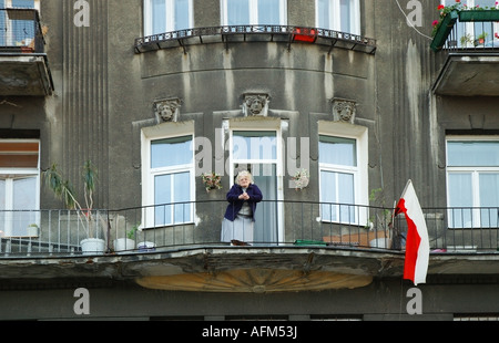 Dame de race blanche, vieille femme, debout sur le balcon, Praga Polnoc, Varsovie, Warszawa, Pologne, Polska, l'Europe, l'UNION EUROPÉENNE Banque D'Images