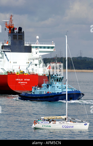 Dans le maritime achalandée thorn l'exclusion de canal dans le Solent zon zone au large de Cowes sur l'île de Wight montrant un remorqueur tanker location Banque D'Images