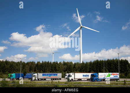 Les générateurs d'éoliennes à transporter des camions stationnés en Allemagne Banque D'Images