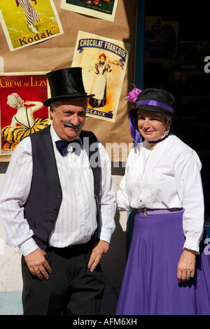 Un couple habillé en costume d'ÉPOQUE 1900 1900 pour un jour de célébration. Banque D'Images