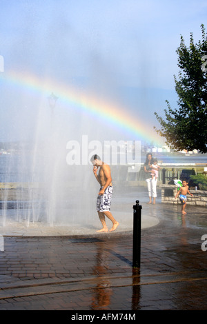 Famille à jouer avec l'eau de la fontaine, Halifax, zone de loisirs Harborwalk, Nouvelle-Écosse, Canada. Photo par Willy Matheisl Banque D'Images