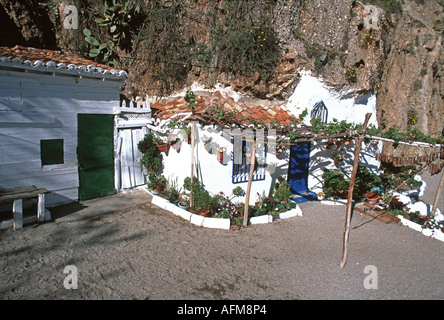 Les cabanes de pêcheurs construites dans la roche sur la plage de Calahonda à Nerja Espagne Banque D'Images