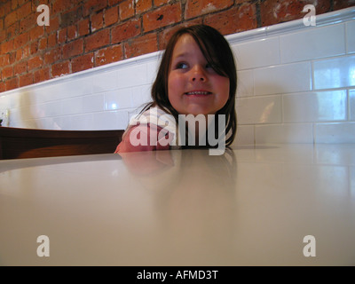 Jeune fille à la table à concernés Banque D'Images