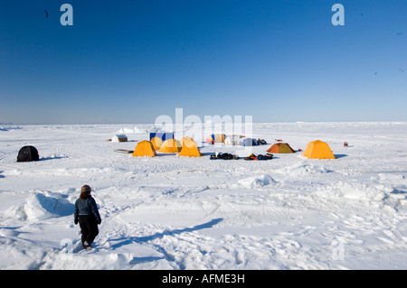 Petit camp de tentes de l'Arctique sur la glace de mer dans le détroit de Lancaster 2007 Arctic Kingdom marine expeditions Banque D'Images