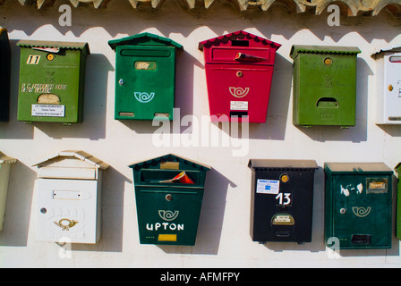 Groupe de boîtes aux lettres sur mur en Espagne Banque D'Images