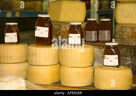 Produits locaux grec de fromages et de pots de miel Banque D'Images