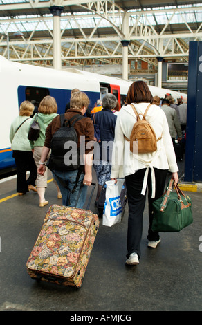 La gare de Waterloo Londres Angleterre aux passagers qui arrivent avec une assurance Banque D'Images