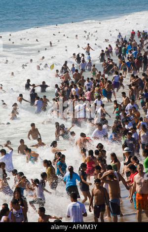 La foule profitant de la plage le jour de la fête du Travail Banque D'Images