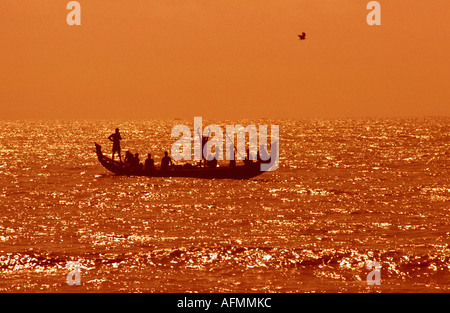 Kerala Inde Alleppey pêcheurs pêche en mer sur le bateau Banque D'Images