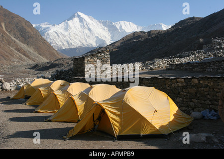 Les randonneurs tentes givrée après une nuit glaciale dans camping Népal Gokyo Cho Oyu à tisser jusqu'valley Banque D'Images