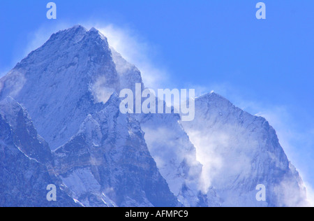 Aube bleuté des brumes tourbillonnent autour de l'himalaya couvertes de neige pics dans la région de Khumbu au Népal Banque D'Images