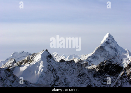 L'aube vue depuis le Kala Pattar en regardant vers l'Ama Dablam et autres Himalaya népalais en bas la vallée du Khumbu à partir de l'Everest Banque D'Images