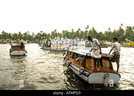 Kerala Inde Alleppey sport coupe Nehru Longboat spectateurs bateaux au départ des courses hippodrome Banque D'Images