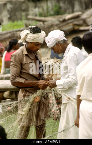 L'Inde Kerala filets de pêche Vizhinjam raccommodage hommes Banque D'Images