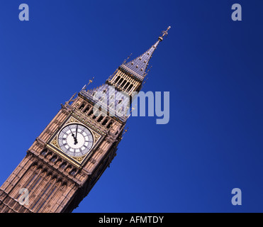 Big Ben, la Tour de l'horloge, du Palais de Westminster, par la rivière Thames. Style gothique victorien. Banque D'Images