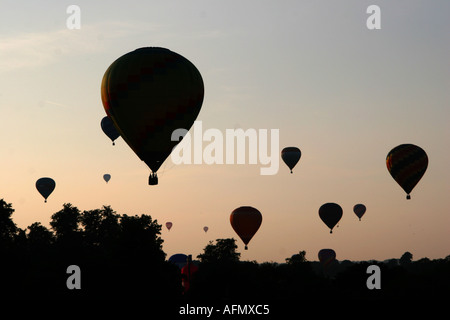 Silhouette d'un grand nombre de ballons à air chaud sur chatsworth park angleterre derbyshire UK Banque D'Images