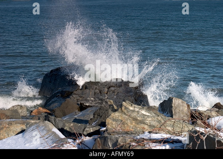 Vagues se brisant sur une plage rocheuse Banque D'Images