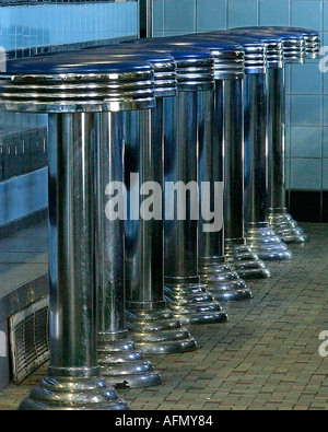 Tabourets chromés dans un diner Banque D'Images