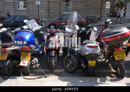 Les motos et scooters garés dans la rue de Londres Banque D'Images