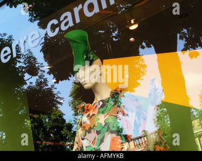 Shop vitrine avec mannequin et reflet d'arbres à Pierre Cardin Paris France Banque D'Images