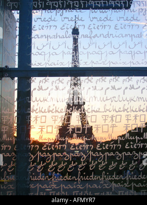 La Tour Eiffel à Paris vu à travers le Monument de la Paix Paris France Banque D'Images