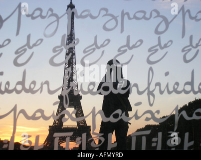 La Tour Eiffel à Paris vu à travers le Monument de la Paix Paris France avec silhouette de femme prise d'un snapshot au crépuscule Banque D'Images