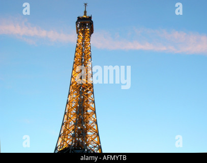 Partie supérieure de la Tour Eiffel vu du parc du Champ de Mars Paris France Banque D'Images