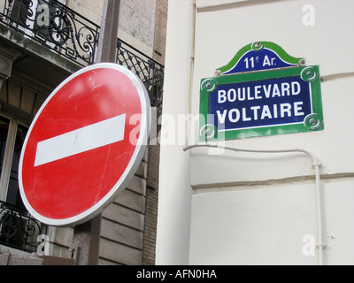 Pas d'entrée panneau de circulation Boulevard Voltaire Paris France Banque D'Images