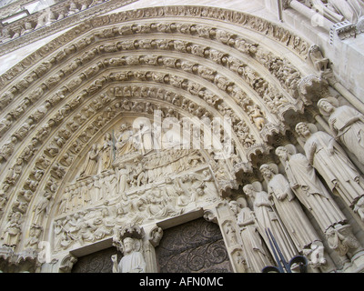 Détail architectural de portail de jugement dernier sur la façade ouest de Notre Dame Paris France Banque D'Images
