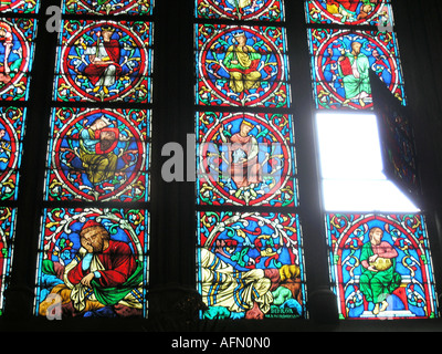 Détail de vitraux de la cathédrale Notre Dame avec une vitre ouverte Ile de la Cité Paris France Banque D'Images