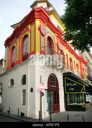 Architecture colorée de Bataclan café à Boulevard Voltaire 11e arr. Paris France Banque D'Images